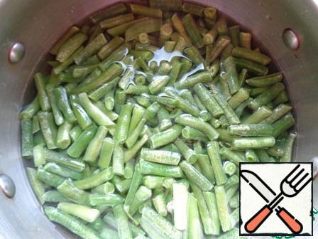 Green beans boil for five minutes after boiling.