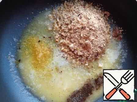 Melt the butter, add the chopped hazelnuts, lemon zest, salt and pepper.