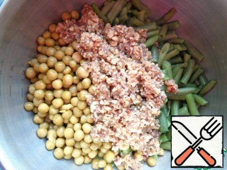 With legumes drain the liquid and connect, add the resulting mixture of hazelnuts.