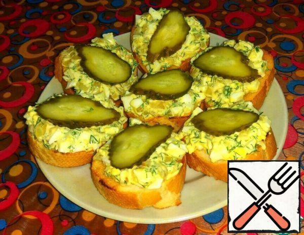 Snack Sandwiches with Onions and Egg Recipe