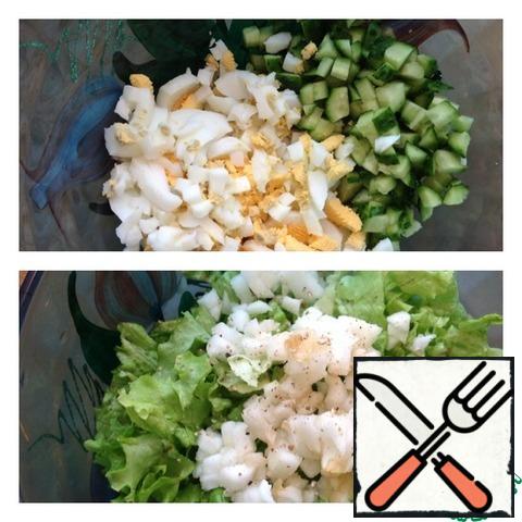 Eggs and cucumbers cut into small cubes. Lettuce wash and chop coarsely. Apple remove seeds and rind, cut into medium dice. Add a pinch of salt and a mixture of ground peppers.