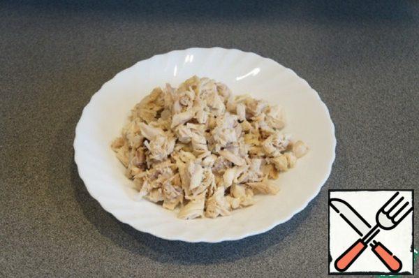 Boil the chicken and carrots separately in salted water until tender, cool. Peel the chicken from the skin and bones. Cut into small pieces.
