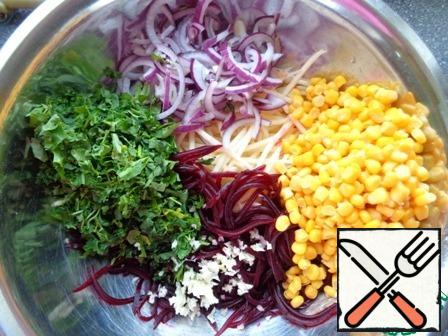 Red onions cut into half rings (if desired, marinate). I did not marinate the onions, because the variety of onions is dessert, sweet. In garlic cloves to chop. Parsley greens cut. Drain the liquid from the corn. All salad ingredients to combine and season with salt.
