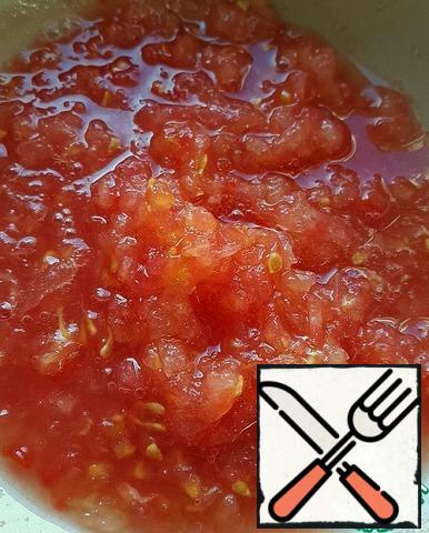 Grate the tomato on a large grater. If there is no tomato, you can use sautéed tomatoes or tomatoes in their own juice.