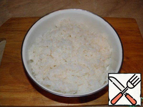 Boil the rice in salted water until ready (in a ratio of 1:2).