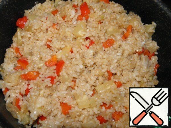 Then spread on the pan boiled rice and pineapple cubes, pour soy sauce and sesame oil, pepper, salt (a little, see to taste). mix thoroughly, cook for 1 minute and remove the dish from the heat.