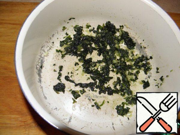 Chop garlic, basil and olive oil in a blender or grind in a mortar. If for some reason you have not found basil, you can replace it with other herbs, but it is very tasty.
