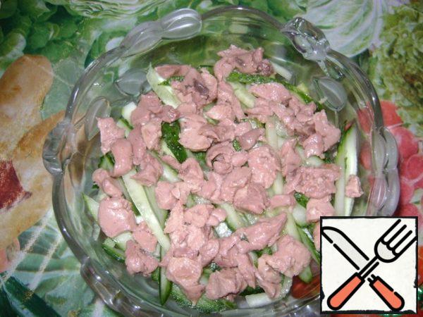Next, the crushed pieces of cod liver are freed from fat.
