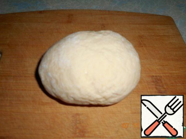 Knead the dough, cover and leave for 15 minutes. Pan with 2 liters of water put on the stove, add diced potatoes, give boil, reduce heat, cook over low heat.