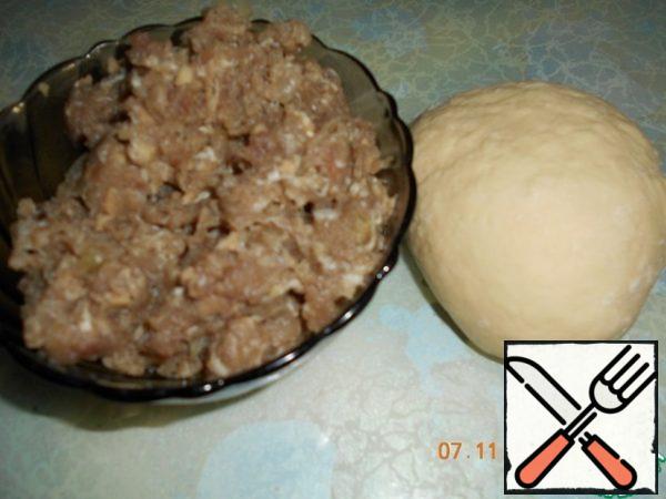 Knead the dough again. Meat mince with one onion. Add half a teaspoon of pepper and salt to the minced meat and mix.