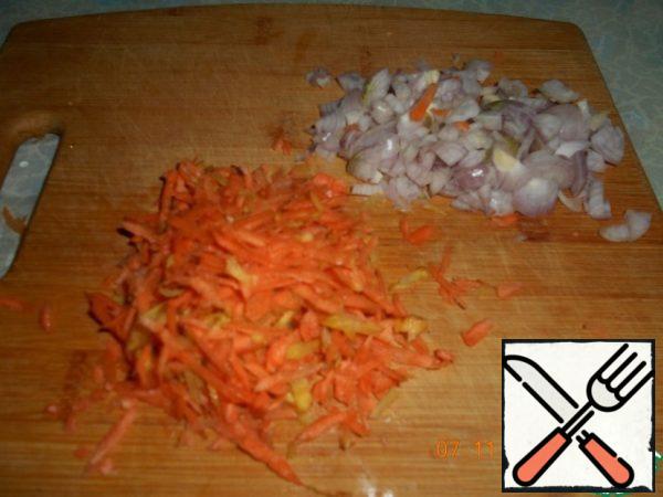 The remaining onion finely cut, carrots three on a coarse grater, fry in vegetable oil, add to the pan.