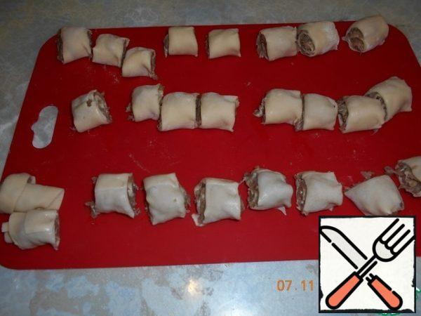 Cut into rolls 2-3 cm wide. The fire under the pan increase, lower it in our rolls, bring to a boil, reduce the heat, salt to taste. After the rolls float, cook them for 5-7 minutes.