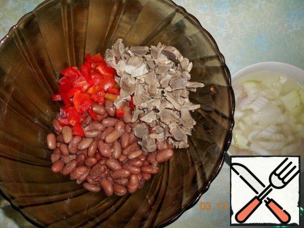 Boil the beans until tender (you can use canned). Boil chicken stomachs until soft, cut into small cubes, pepper cubes too. Pour the diced onion with hot water for 5 minutes.
