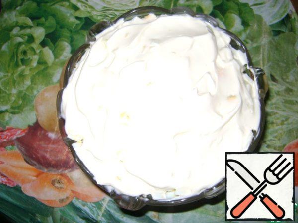 Then adding eggs (photo not made), cover with mayonnaise and are posing in refrigerator on an hour and a half for impregnation.