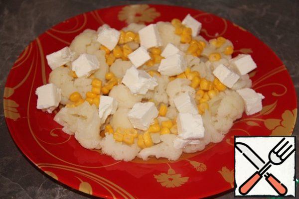 Feta cut into cubes. Put on cabbage feta and corn without liquid.