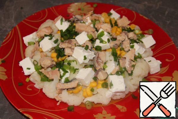 With canned pink salmon (you can take another canned fish in its own juice or oil), drain the liquid, disassemble it into pieces, freeing it from the skin and bones (if any). Finely chop the onion. Put the fish and onion on the cabbage.
