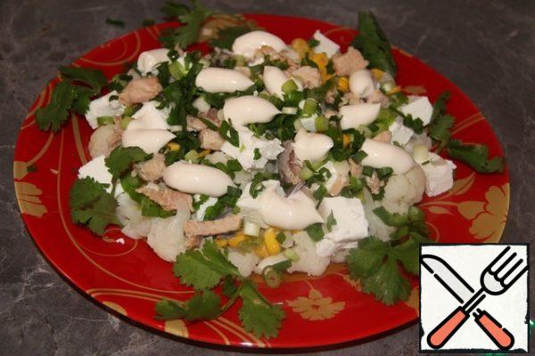 Put drops of mayonnaise on top of the salad. If you are cooking for a festive table, you can apply mayonnaise with a pastry bag, it will be beautiful. Decorate with greenery. That's it, the delicious salad is ready! Quick and easy.