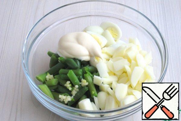 Season the salad with a small amount of mayonnaise.

