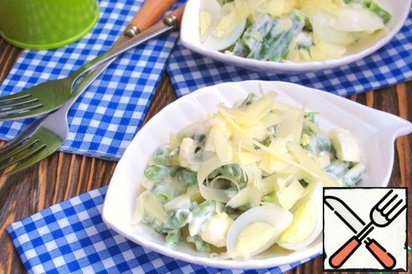 Arrange the salad on serving plates, sprinkle with cheese chips.