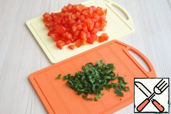Large tomatoes cut into two parts, remove excess moisture and seeds. Cut tomato and a Cup of cubes. Finely chop the parsley.