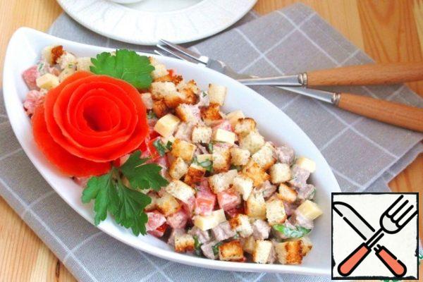 Put the salad in a salad bowl, sprinkle with croutons.