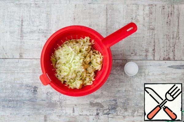 Grate the zucchini on a coarse grater, add a little salt and put it in a colander. Leave on for 20 minutes - let the excess liquid drain.

