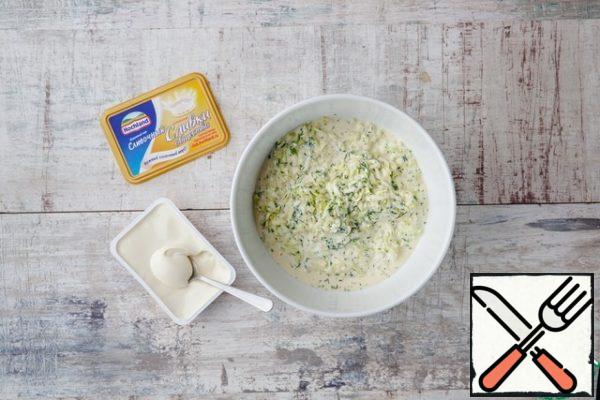 Finely chop the greens. Beat the egg, mix with cream cheese. Combine the cheese mass with zucchini and herbs.
