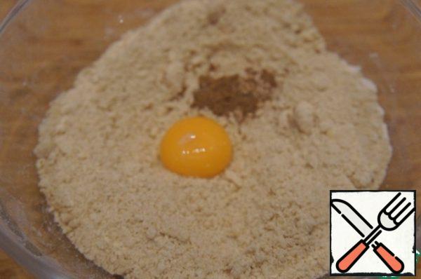 Put the yolk. I also added some nutmeg for the flavor. Quickly knead the elastic dough. Hands on the stick should not, if sticky, add flour. If on the other hand is not going into a ball, add another 1-2 tablespoons of ice water.