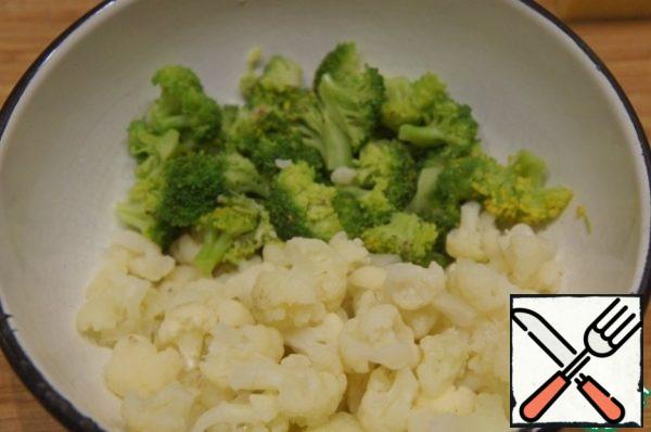 Meanwhile, disassemble the cabbage into inflorescences, blanch separately in boiling salted water for 5-7 minutes, trying not to overcook. Flip it into a colander and let it cool.
