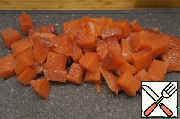 Cut the fish into small cubes, trying to completely free it from the bones. Add to the cooled cabbage.
