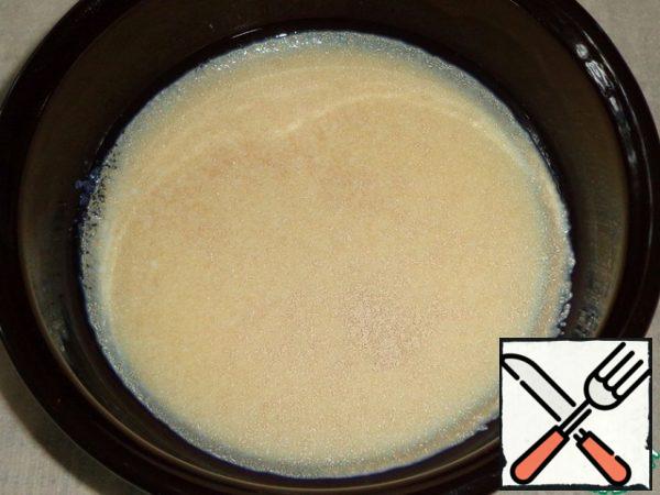 Make dough. In warm milk add sugar, yeast, stir.
