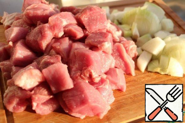 Meat cut into medium pieces, onions finely cut.