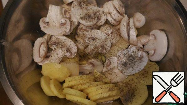 Peeled potatoes and mushrooms cut into slices 5 mm thick, add salt, pepper, herbs of Provence and 1-2 tablespoons of vegetable oil, mix.
