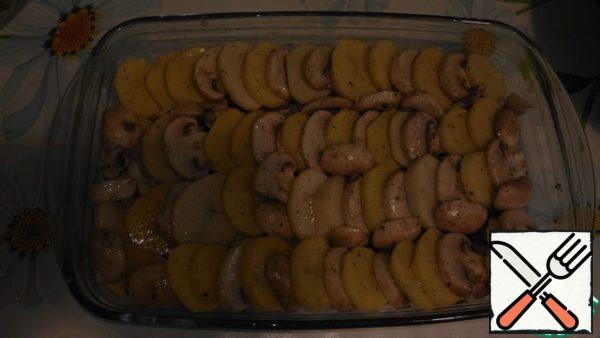 Place the slices of mushrooms and potatoes alternately on top of the overlapping meat.

