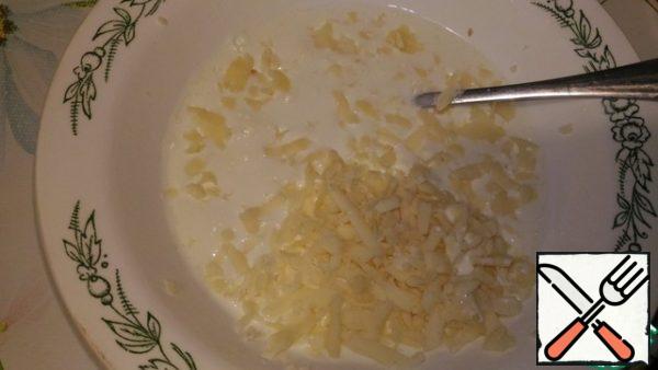 Separately mix egg and sour cream, add cheese, grated on a coarse grater.
