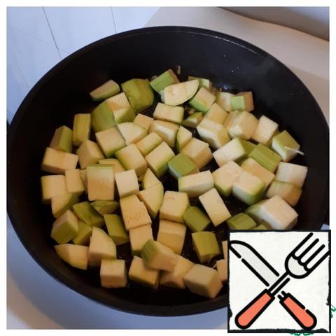 Clean zucchini with a vegetable peeler and cut into cubes not very finely. Heat the pan well with a small amount of vegetable oil and fry the zucchini.