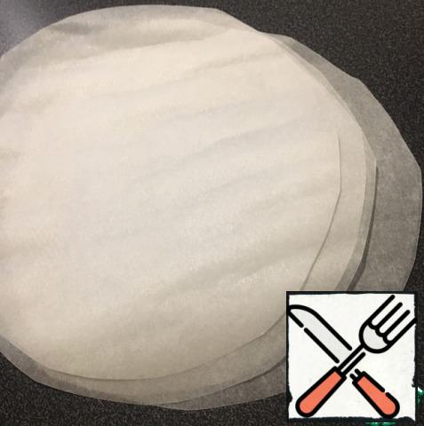 Prepare the parchment, which will spread the future of the pizza blank. Cut out 10 circles with a diameter of 17 cm.