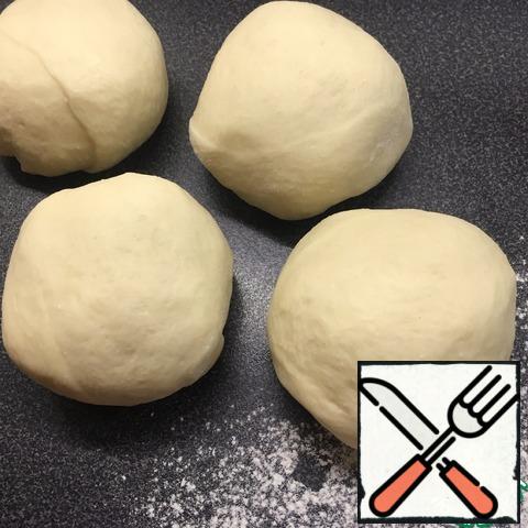 Cut the dough into 10 equal parts, which are rolled into balls.