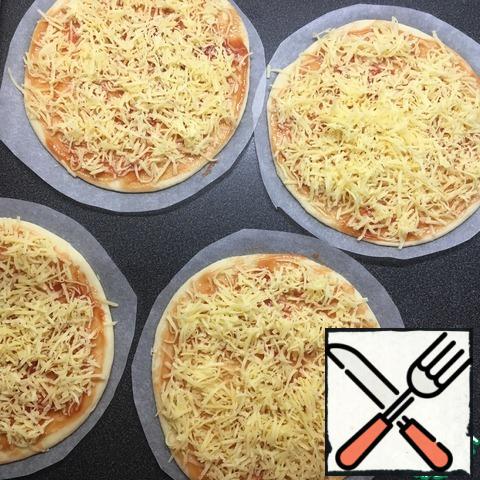Grease each workpiece with ketchup, sprinkle with cheese.