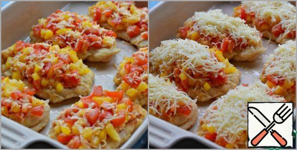 Put the chicken fillet on a baking sheet or in a large baking dish. On each piece of the fillet spread out the vegetables and cheese.
Sprinkle the remaining cheese on top.