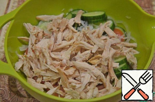 Divide the chicken into fibers, add to the vegetables.
