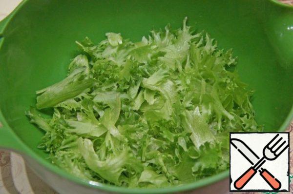 Sort the salad by hand, add the remaining ingredients and mix well in a large bowl.
