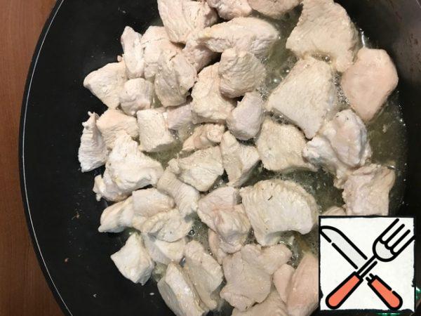 Start with Turkey. Fillet (I take small) wash, cut into small pieces. The saucepan smeared with refined sunflower oil, spread the pieces of Turkey fillet, stew until half-cooked, adding salt and pepper to taste.