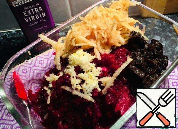 Beet, Apple grate on a coarse grater, prunes cut, garlic squeeze through a garlic bowl, season with oil, mix well.
