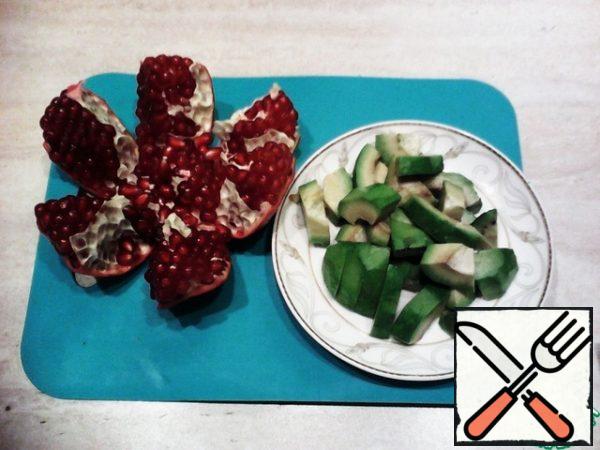Pomegranate cut into segments convenient way.
Peel the avocado and cut into pieces. Distribute on a plate, sprinkle with pomegranate seeds.