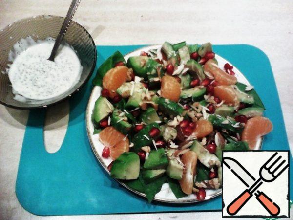Sprinkle nuts salad. That's it! It remains only to pour the filling before serving!
The salad can easily be mixed, and you can leave. If there is a filling, it can be stored in the refrigerator for several days. It is well suited to any leaf salad.