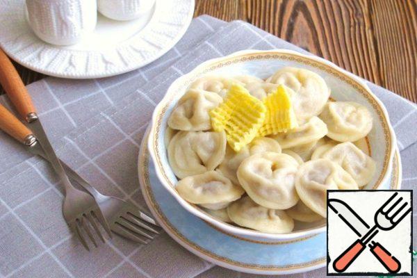 The finished dumplings put in a bowl, if desired, add butter, sour cream or other sauces and condiments.