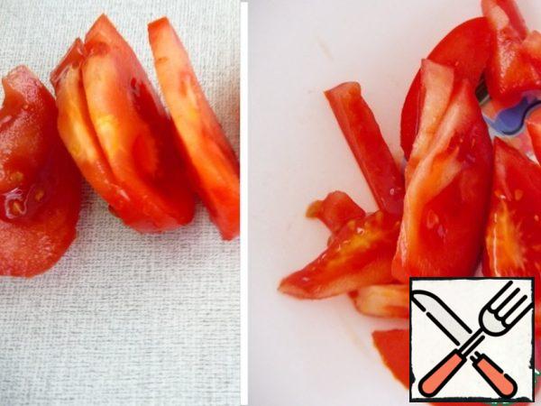 Remove the stalk from the tomato and cut into 10-12 slices.
To place them in a bowl.