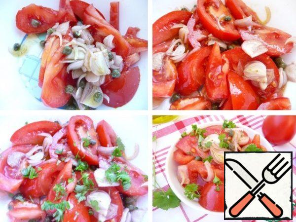 Season the salad, add sugar.
Stir.
Parsley chop.
Check for salt and pepper.
