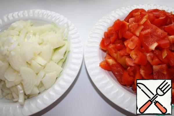 Cut the onion into half rings and pepper into strips.